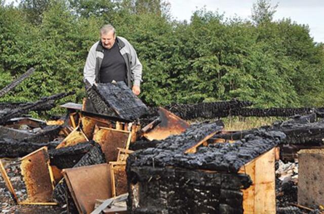 Liepsnose pražuvo 8 bičių šeimos