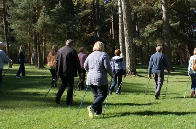 Populiariausių senjorų pomėgių penketuke - anūkų priežiūra ir vaikščiojimas šiaurietiškomis lazdomis