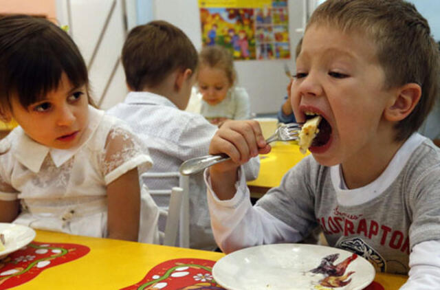 Vakarienė darželyje pusę keturių - norma ar lazdos perlenkimas?