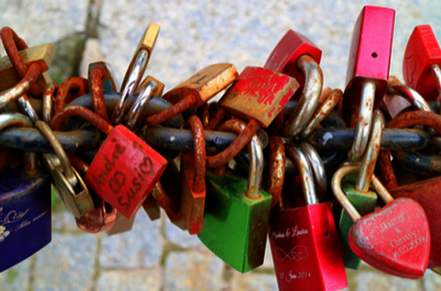 Dėl įsimylėjėlių pomėgio – pavojus Lietuvos miestų tiltams