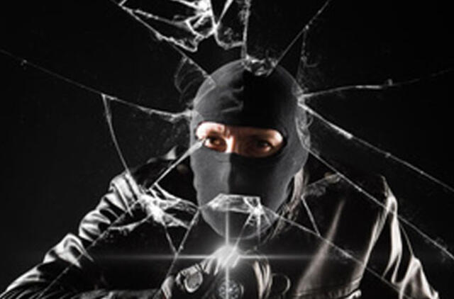 Klaipėdoje jaunuoliai brovėsi į parduotuves