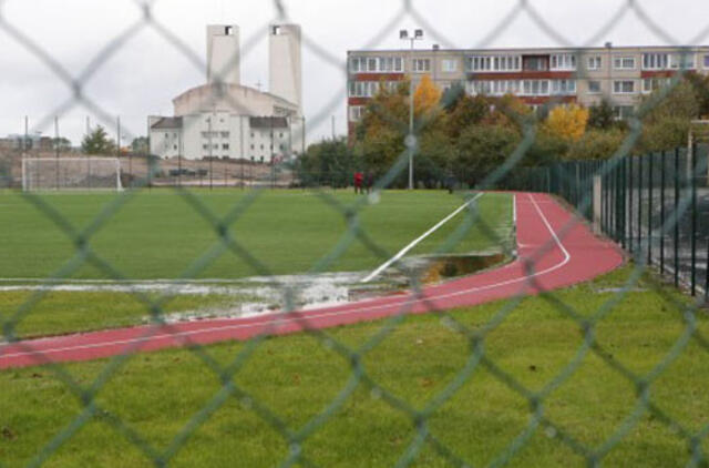 Nauja futbolo aikštė pavirto „baseinu“