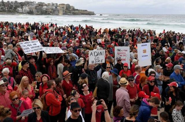 Tūkstančiai australų protestuoja prieš kontraversiškos anglių kasyklos statybą