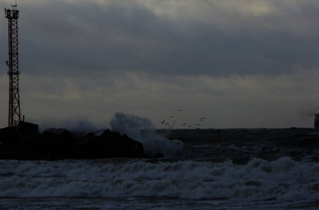 Uoste dėl stipraus vėjo ribojama laivyba