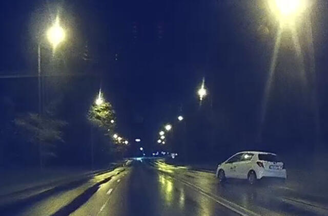 Girtas nepilnametis nuomota mašina spruko nuo policijos