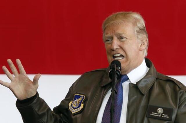 Japonijoje - griežti Donaldo Trampo žodžiai Šiaurės Korėjai