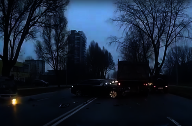 Minijos gatvėje vilkikas sukėlė avariją