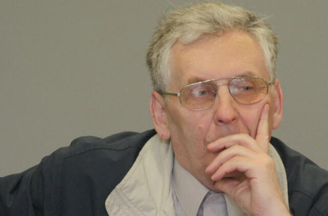 Mirė garsus šachmatininkas ir žurnalistas Algimantas Butnorius