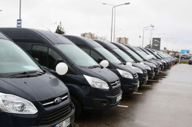 Ne­įga­liuo­sius nu­džiu­gi­no nau­ju­tė­lai­čiais mik­ro­au­to­bu­sais