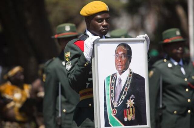 Zimbabvės kariuomenė užplūdo šalies sostinės gatves, tačiau neigia, kad tai - perversmas