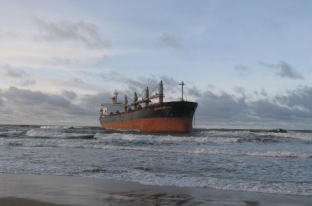 Bandys „nuimti“ laivą  nuo seklumos