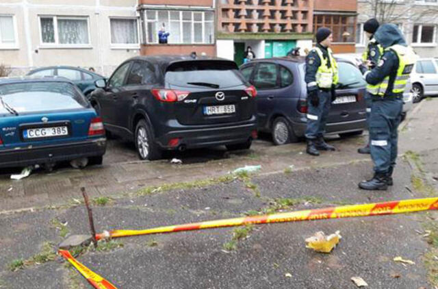 Daugiabučio kieme - mįslinga geltona dėžė