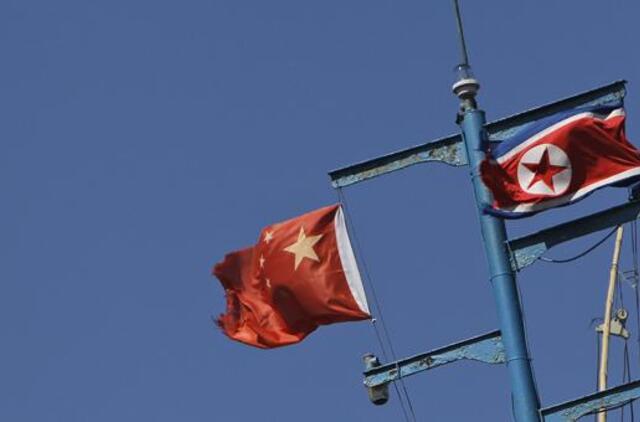 Donaldas Trumpas kaltina Kiniją dėl tariamų naftos perdavimų Šiaurės Korėjai