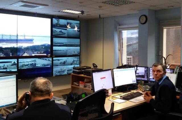 Pradėti laivo tempimo nuo seklumos darbai