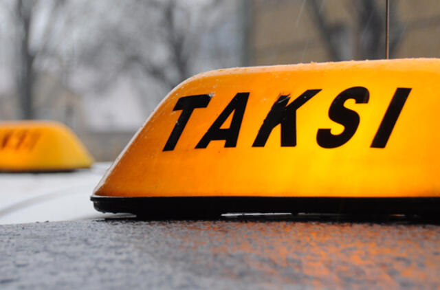 Taksi vairuojančių dėstytojų daugėja, ministrės pažadai neįtikina