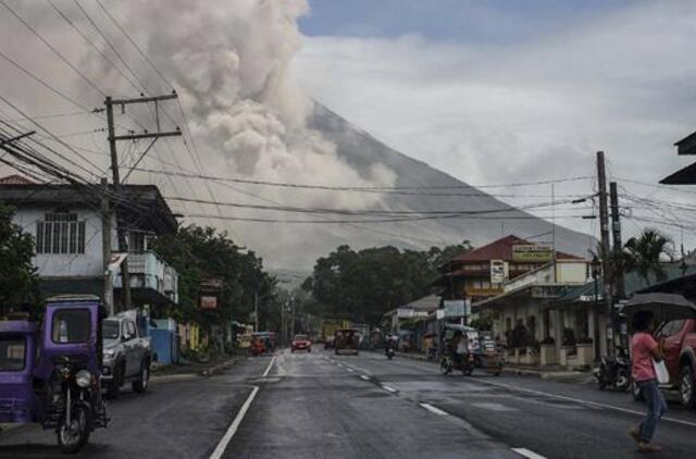 Aktyviausiam Filipinų ugnikalniui išspjovus didžiulį pelenų debesį, regione pakeltas pavojaus lygis