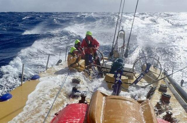 Išgelbėtas nuo „Ambersail“ denio nuplautas žmogus