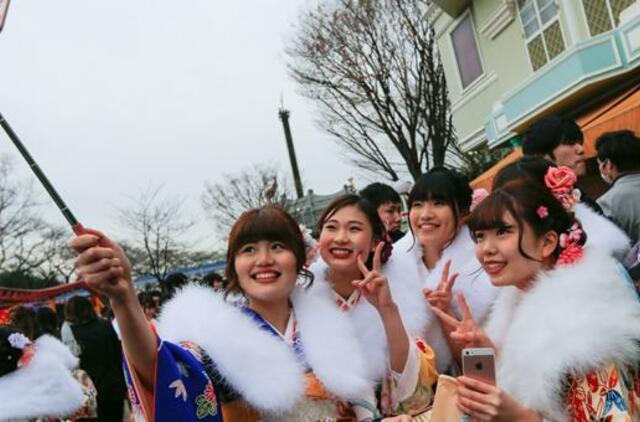 Japonijoje 1,2 milijono merginų ir vaikinų švenčia Pilnametystės dieną