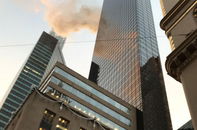 Niujorke užsidegė „Trump Tower“ dangoraižis