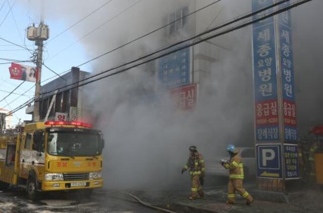 Pietų Korėjoje per gaisrą ligoninėje žuvo daugiau kaip 40 žmonių