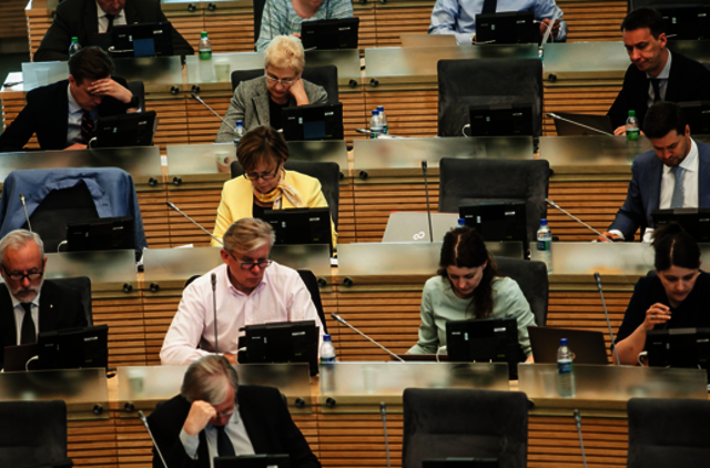 Posėdžiuose nedalyvaujantys Seimo nariai gali sulaukti sankcijų