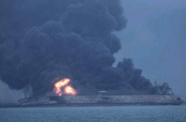 Prie Kinijos krantų degančiame tanklaivyje gali įvykti sprogimas