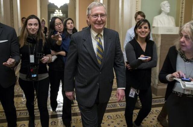 Senatas nepriėmė trumpalaikio vyriausybės biudžeto plano, JAV federalinė valdžia stabdo darbą