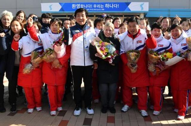 Šiaurės Korėjos ledo ritulininkės atvyko į Pietų Korėją