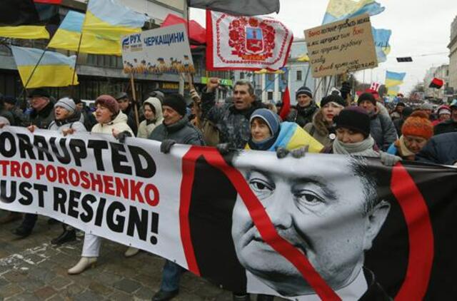 Ukrainoje tūkstančiai demonstrantų reikalavo prezidento atsistatydinimo