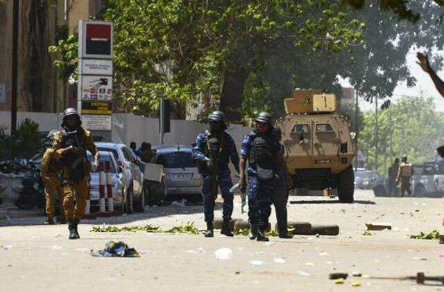 Dešimtys žmonių žuvo per išpuolį prieš kariuomenės būstinę ir Prancūzijos ambasadą Burkina Fase