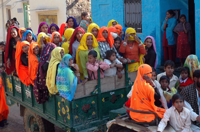 Indijoje nuo tilto nulėkus vestuvininkus vežusiam sunkvežimiui, žuvo 25 žmonės