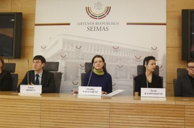 Įtėviai ir globėjai diskriminuojami dėl vaiko priežiūros atostogų, stokoja paslaugų