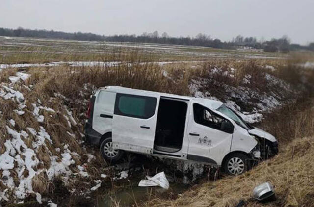 Plungėje pavogtas automobilis rastas griovyje Kretingos rajone