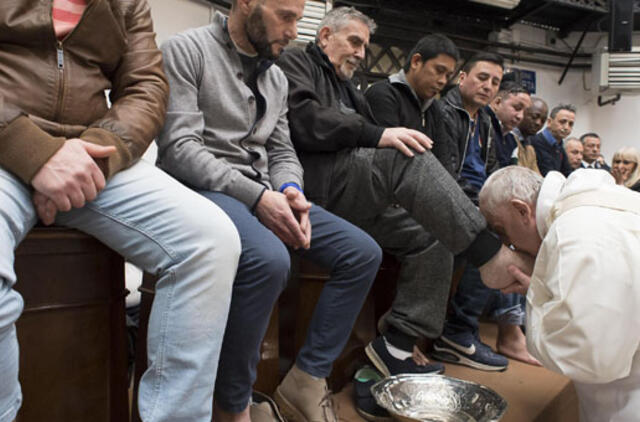 Popiežius Didįjį ketvirtadienį mazgojo kojas dvylikai kalinių