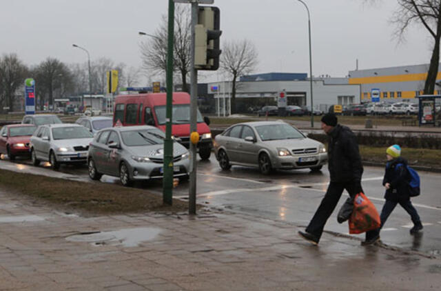 Skundžiasi eismą stabdančiu šviesoforo mygtuku
