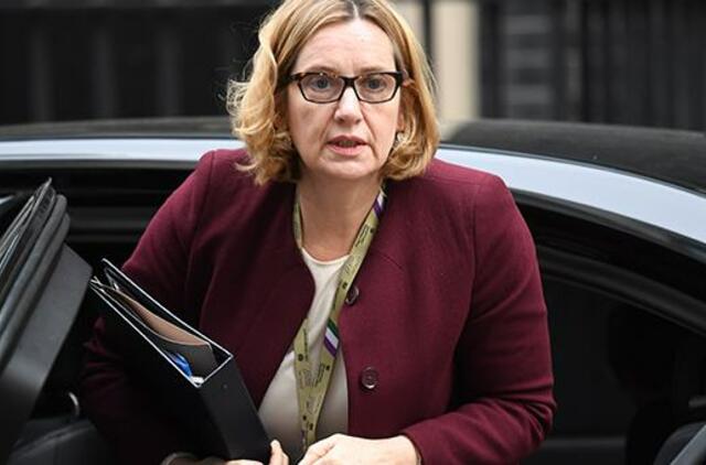 Atsistatydina Didžiosios Britanijos vidaus reikalų ministrė Amber Rudd