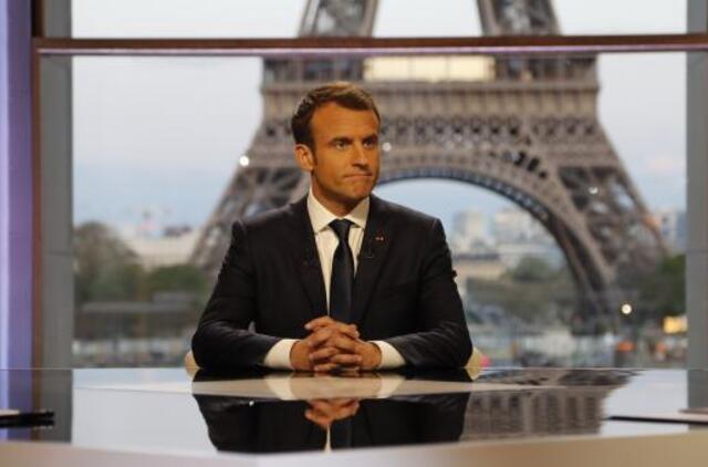 E. Macronas teigia įkalbėjęs D. Trumpą neatitraukti JAV pajėgų iš Sirijos