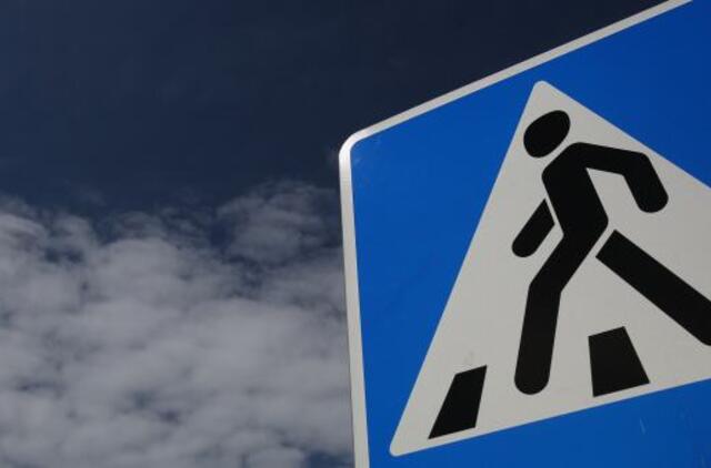 Ieškomas vairuotojas, perėjoje kliudęs moterį