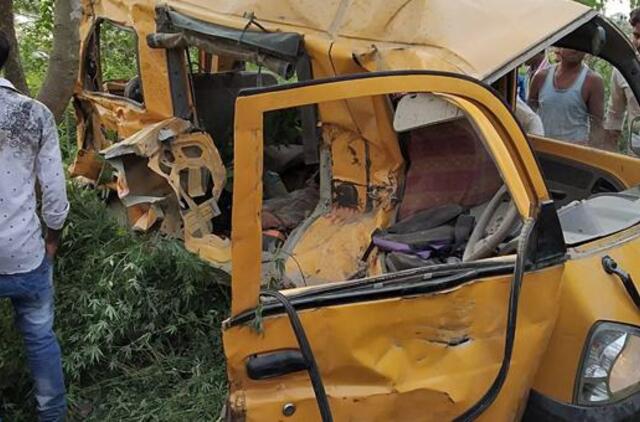 Indijoje mokykliniam autobusui susidūrus su traukiniu, žuvo 13 vaikų