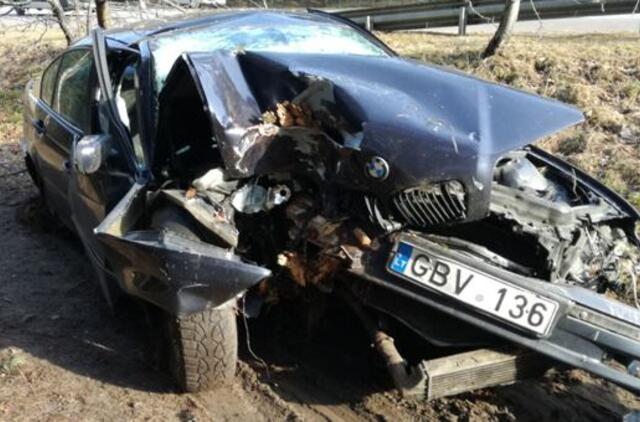 Nuo viaduko nuvažiavusiame BMW - perdurtas vyras