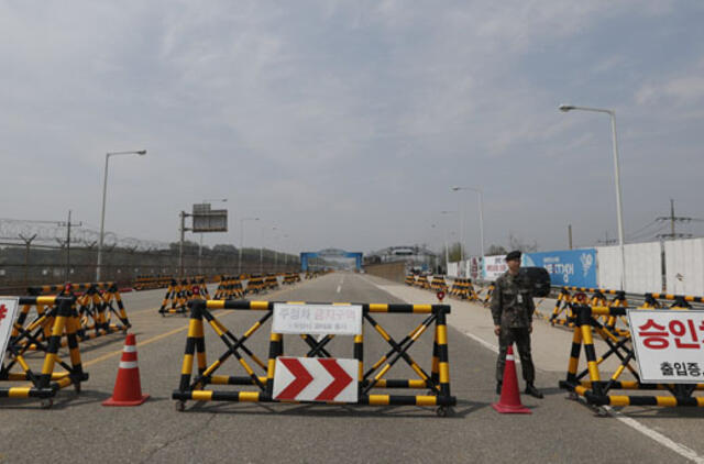 Penktadienį Kim Jong-unas kirs abi Korėjas skiriančią karinę demarkacijos liniją