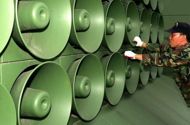 Pietų Korėja sustabdė per garsiakalbius transliuojamą propagandą pasienyje su Šiaure