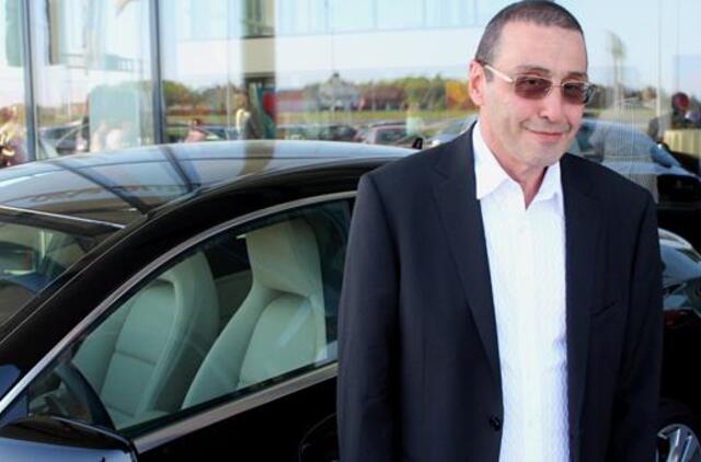 Automobilių salone pianistas praleido visą dieną