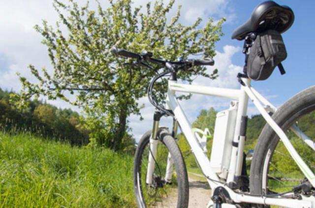 Karklėje pavogti du elektriniai dviračiai