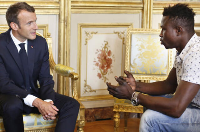 Mažą berniuką Paryžiuje išgelbėjusiam jaunam imigrantui iš Malio bus suteikta Prancūzijos pilietybė