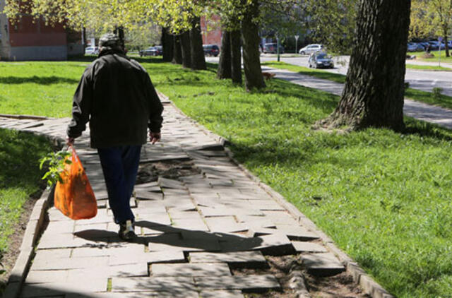 Medžių šaknų išvartyti šaligatviai sulauks remonto