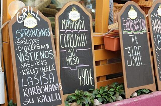 Palangos svečiai akylai stebi patiekalų kainas