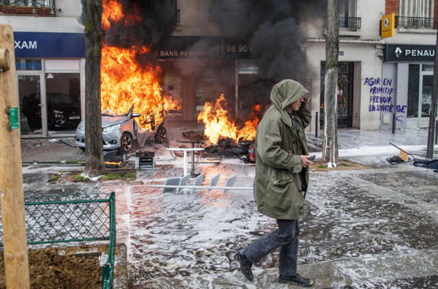 Per gegužės 1-osios protestus Paryžiuje padegtas „McDonald's“ restoranas, sulaikyti šimtai žmonių