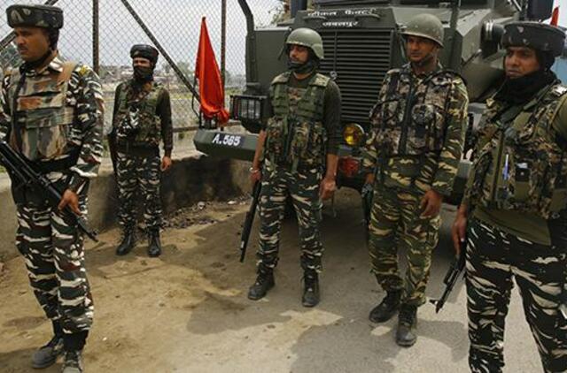 Per išpuolį Indijos Kašmyre žuvo du civiliai ir trys kovotojai