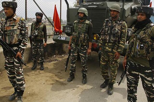 Per išpuolį Indijos Kašmyre žuvo du civiliai ir trys kovotojai